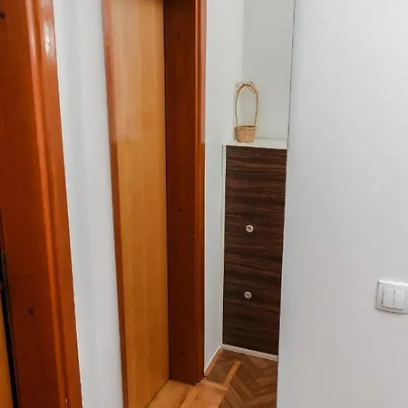 Stan Na Dan Sa Garazom Andel Pale